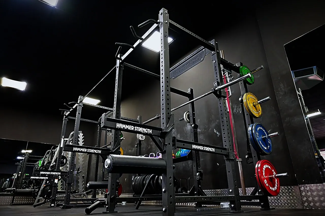 Racks Hammer Strength con discos de colores