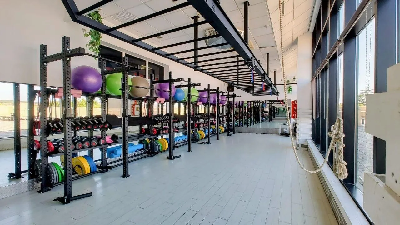 Sala funcional luminosa con rig, cuerdas y peso libre